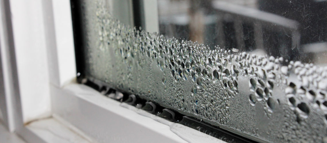 Humidité sur la fenêtre d'une maison isolée